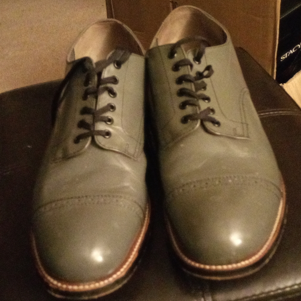 Men tie up dress shoe